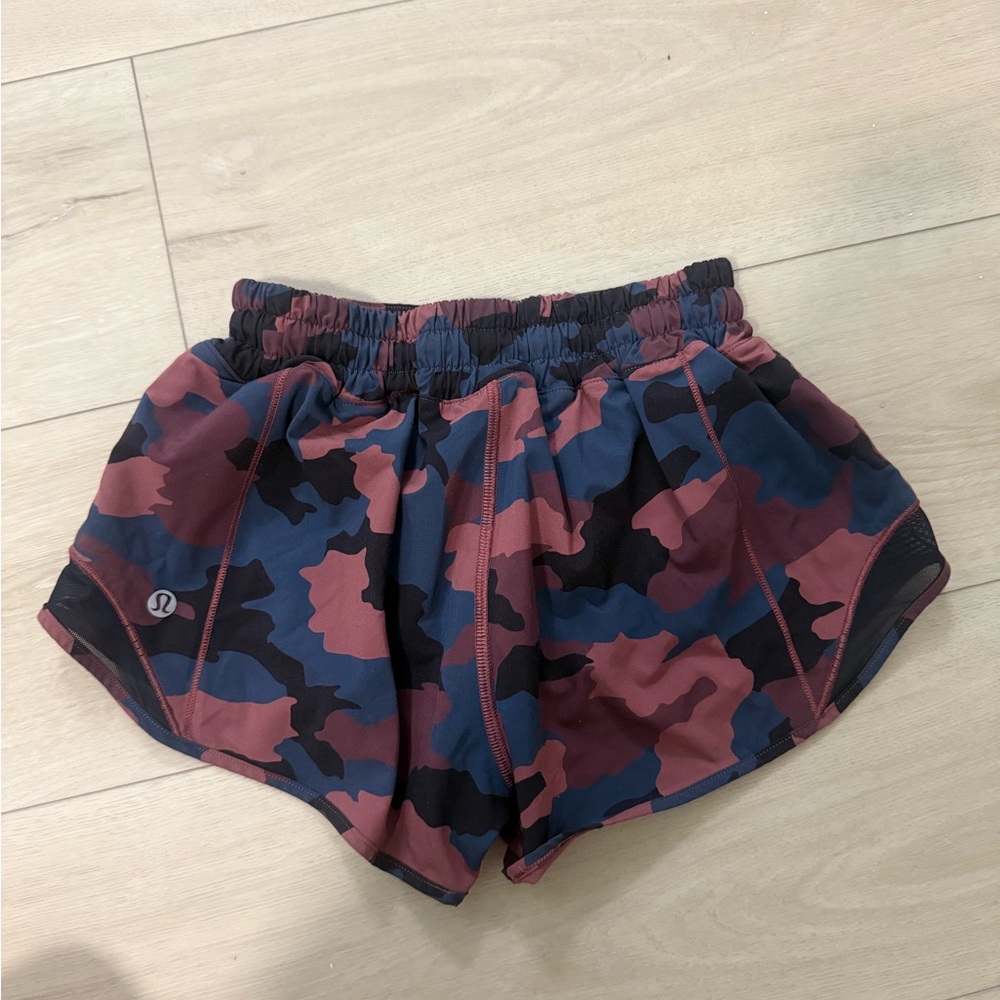 Lululemon Hotty Hot Shorts (Low-Rise – Camo) - Picture 2 of 3